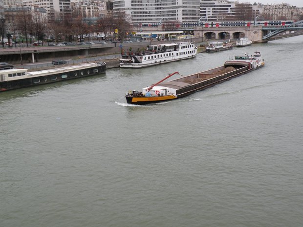  péniche transportant des matériaux